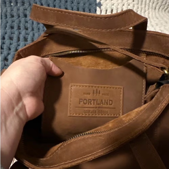 New! Portland Leather AP Medium Crossbody Tote with Zipper in Brown. - Picture 6 of 14